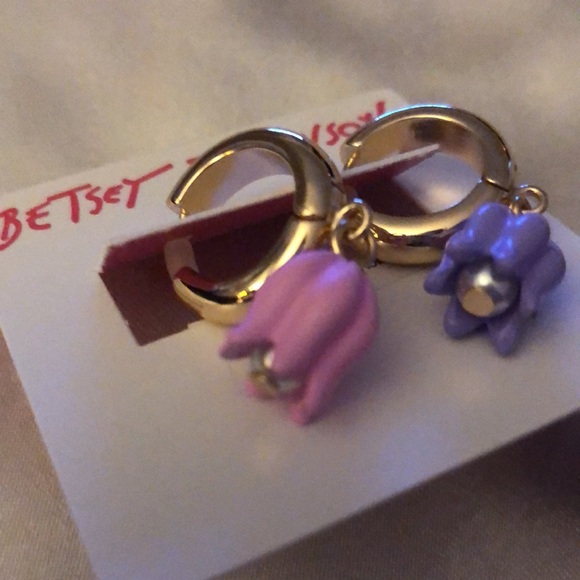 Betsey Johnson Gold Tone Huggie Hoop Earrings Mismatched Tulip Charm NWT - Picture 7 of 13